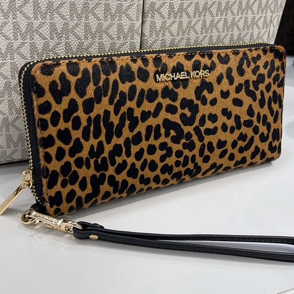 MICHAEL KORS
Leather Lg Continental Wristlet Phone Wallet Exotic Print Hair Calf - Picture 10 of 16